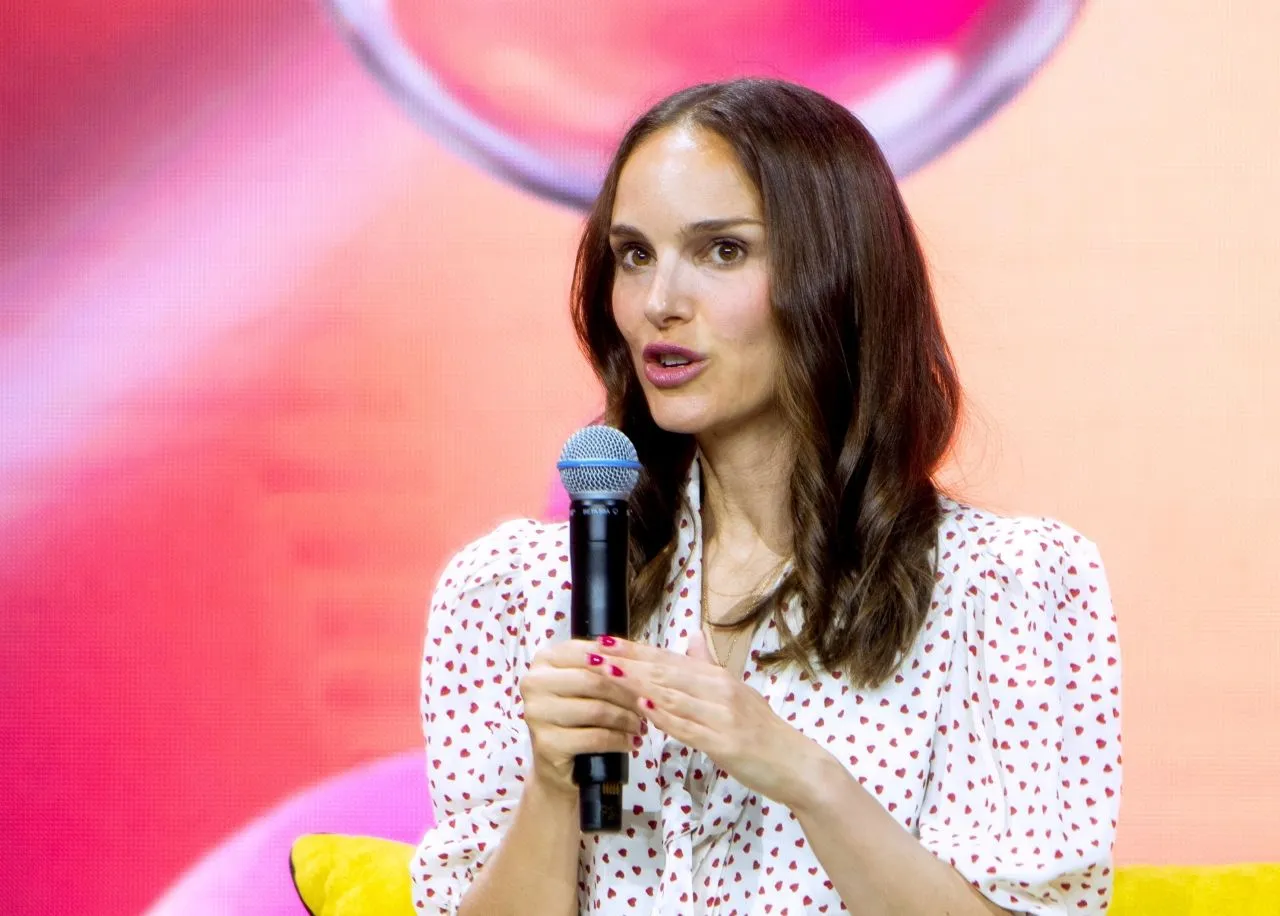 NATALIE PORTMAN AT SPEAKS WITH CNN REPORTER AN EVENT IN POZNAN4